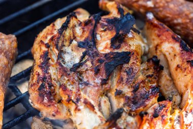 Domuz pirzolası, biftek, ızgarada sosis dumanlı ızgara