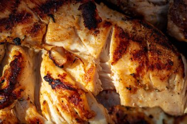 Domuz pirzolası, biftek, ızgarada sosis dumanlı ızgara