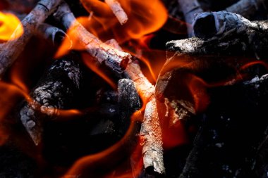 Barbekü ızgarası, yanan odun ve ateş alevleri. Parlak alevli boş kömür ızgarası.