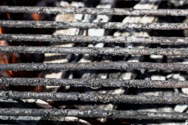 Ateşli ve kömürlü barbekü ızgarası.