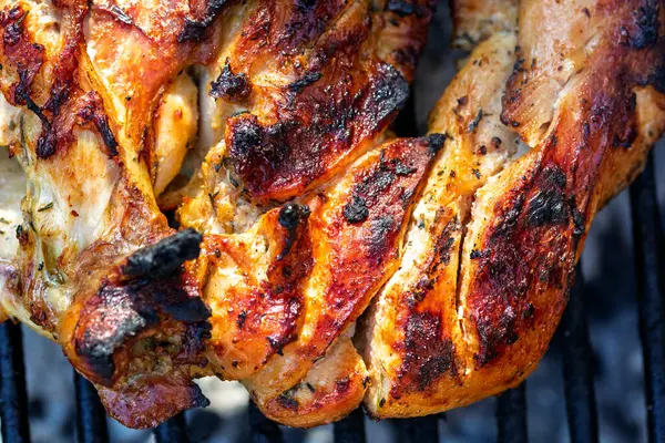 Domuz pirzolası, biftek, ızgarada sosis dumanlı ızgara