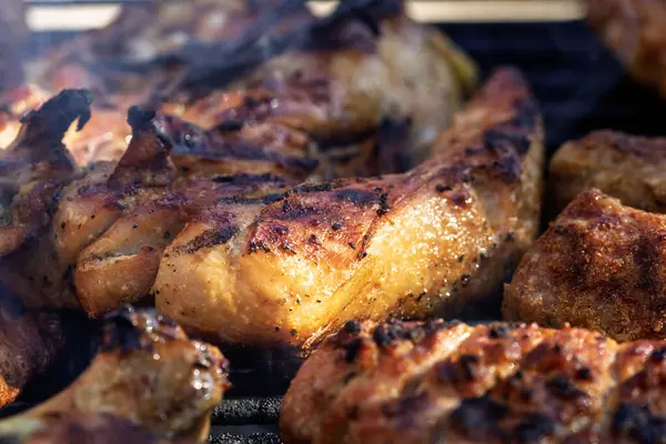 Domuz pirzolası, biftek, ızgarada sosis dumanlı ızgara