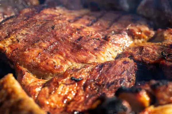 Domuz pirzolası, biftek, ızgarada sosis dumanlı ızgara