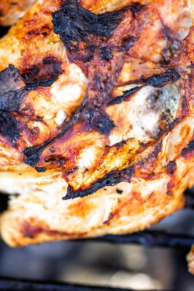 Domuz pirzolası, biftek, ızgarada sosis dumanlı ızgara