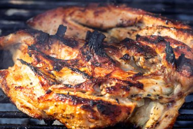 Domuz pirzolası, biftek, ızgarada sosis dumanlı ızgara