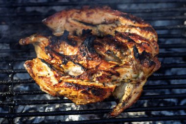 Domuz pirzolası, biftek, ızgarada sosis dumanlı ızgara