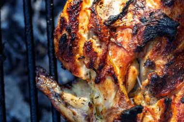 Domuz pirzolası, biftek, ızgarada sosis dumanlı ızgara