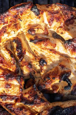 Domuz pirzolası, biftek, ızgarada sosis dumanlı ızgara