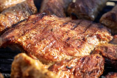 Domuz pirzolası, biftek, ızgarada sosis dumanlı ızgara