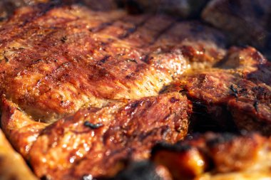 Domuz pirzolası, biftek, ızgarada sosis dumanlı ızgara