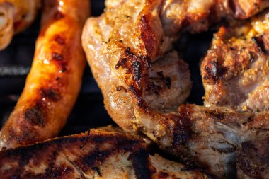 Domuz pirzolası, biftek, ızgarada sosis dumanlı ızgara