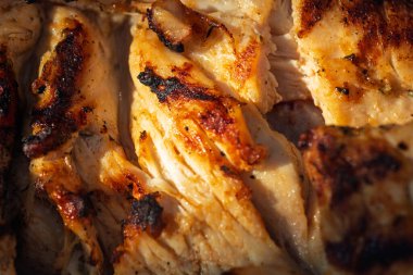 Domuz pirzolası, biftek, ızgarada sosis dumanlı ızgara