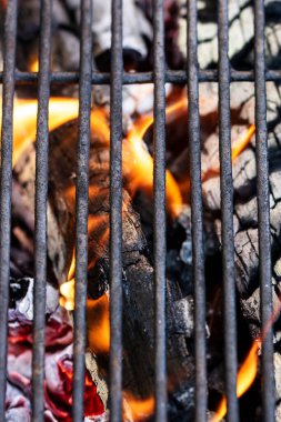 Barbekü ızgarası, yanan odun ve ateş alevleri. Parlak alevli boş kömür ızgarası.