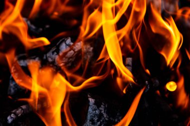 Barbekü ızgarası, yanan odun ve ateş alevleri. Parlak alevli boş kömür ızgarası.