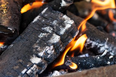 Barbekü ızgarası, yanan odun ve ateş alevleri. Parlak alevli boş kömür ızgarası.