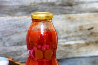 Sirke içinde konserve sebzeler. Sebze turşusu.