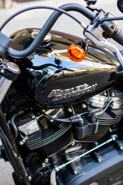 Bükreş 'te motosikletli trafikte