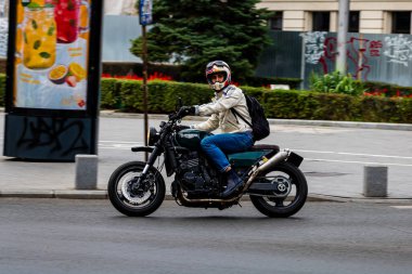 Bükreş 'te motosikletli trafikte