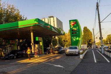 MOL benzin istasyonunun logosu. Benzin fiyatları yükseliyor