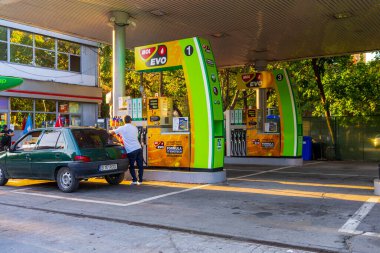 MOL benzin istasyonunun logosu. Benzin fiyatları yükseliyor