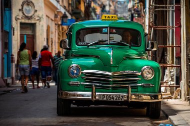 Havana, Küba 'da klasik Amerikan arabası. Renkli binalar ve eski arabalarla tipik Havana şehir manzarası