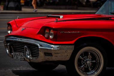 Havana, Küba 'da klasik Amerikan arabası. Renkli binalar ve eski arabalarla tipik Havana şehir manzarası