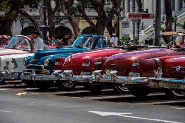Havana, Küba 'da klasik Amerikan arabası. Renkli binalar ve eski arabalarla tipik Havana şehir manzarası