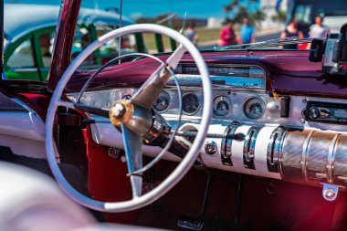 Havana, Küba 'da klasik Amerikan arabası. Renkli binalar ve eski arabalarla tipik Havana şehir manzarası