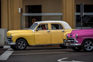 Havana, Küba 'da klasik Amerikan arabası. Renkli binalar ve eski arabalarla tipik Havana şehir manzarası