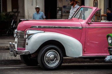 Havana, Küba 'da klasik Amerikan arabası. Renkli binalar ve eski arabalarla tipik Havana şehir manzarası