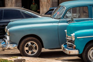 Havana, Küba 'da klasik Amerikan arabası. Renkli binalar ve eski arabalarla tipik Havana şehir manzarası