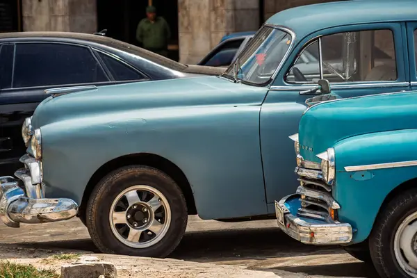Havana, Küba 'da klasik Amerikan arabası. Renkli binalar ve eski arabalarla tipik Havana şehir manzarası