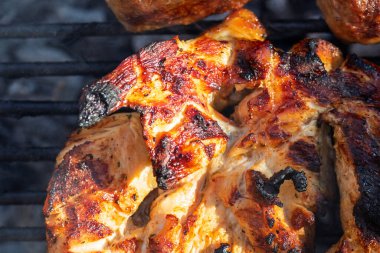 Domuz pirzolası, biftek, ızgarada sosis dumanlı ızgara