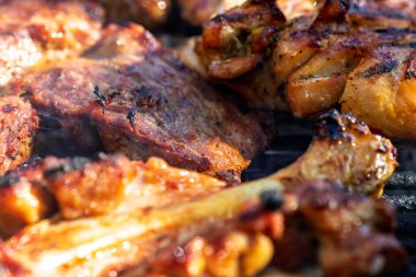 Domuz pirzolası, biftek, ızgarada sosis dumanlı ızgara