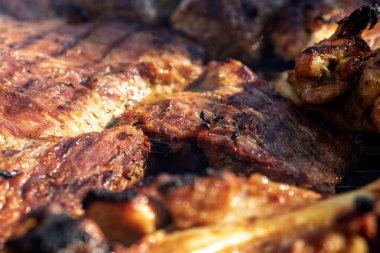 Domuz pirzolası, biftek, ızgarada sosis dumanlı ızgara