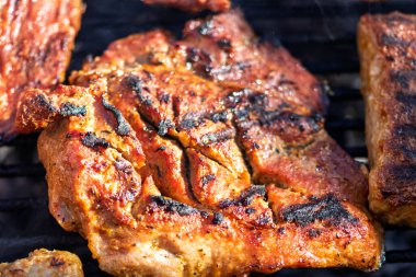 Domuz pirzolası, biftek, ızgarada sosis dumanlı ızgara