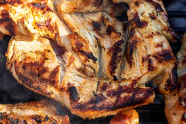 Domuz pirzolası, biftek, ızgarada sosis dumanlı ızgara