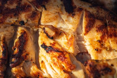 Domuz pirzolası, biftek, ızgarada sosis dumanlı ızgara