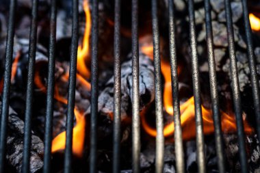 Barbekü ızgarası, yanan odun ve ateş alevleri. Parlak alevli boş kömür ızgarası.