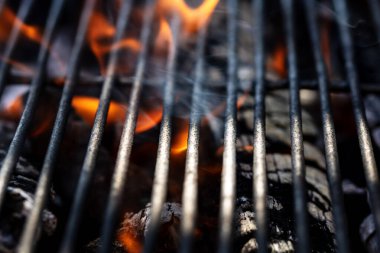 Barbekü ızgarası, yanan odun ve ateş alevleri. Parlak alevli boş kömür ızgarası.