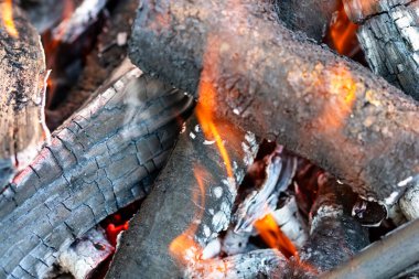 Barbekü ızgarası, yanan odun ve ateş alevleri. Parlak alevli boş kömür ızgarası.