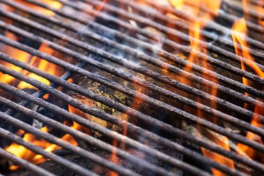 Barbekü ızgarası, yanan odun ve ateş alevleri. Parlak alevli boş kömür ızgarası.