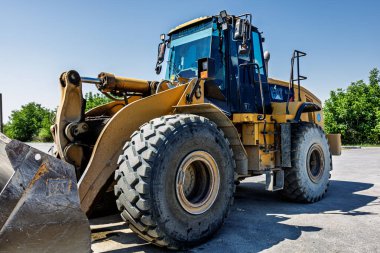 Tırtıl ağır iş ekipman aracı. İnşaat alanında kazı makineleri