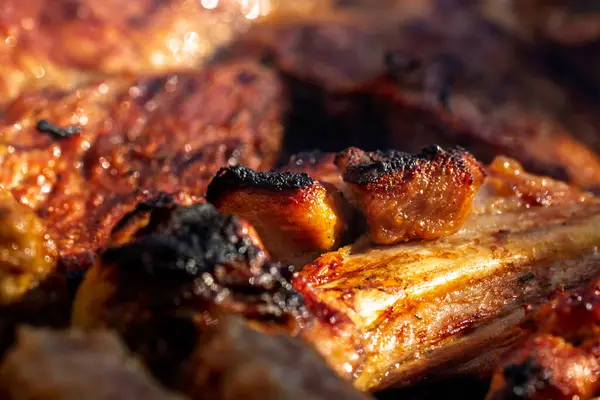 Domuz pirzolası, biftek, ızgarada sosis dumanlı ızgara