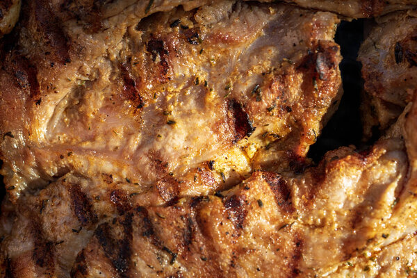 Свиные отбивные, стейк, сосиски на гриле с дымом