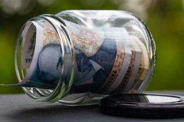Bulgar LEVA banknotu cam kavanozda para biriktiriyor. Tüketim ve ekonomi. İş, bahşiş, finans, tasarruf, bankacılık ve insan kavramı