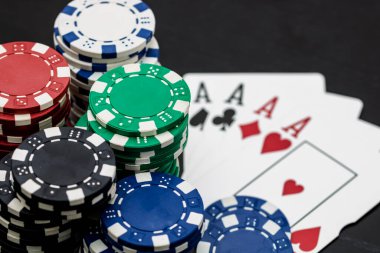 Kumarhane fişleri ve kartlar masada. Poker kumar konsepti