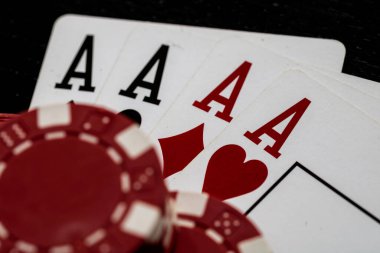 Kumarhane fişleri ve kartlar masada. Poker kumar konsepti