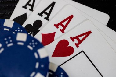 Kumarhane fişleri ve kartlar masada. Poker kumar konsepti