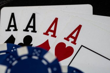 Kumarhane fişleri ve kartlar masada. Poker kumar konsepti